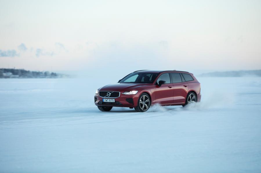  Volvo V60 T8 R-Design 2018 года  (WW) (фото 10 из 19)